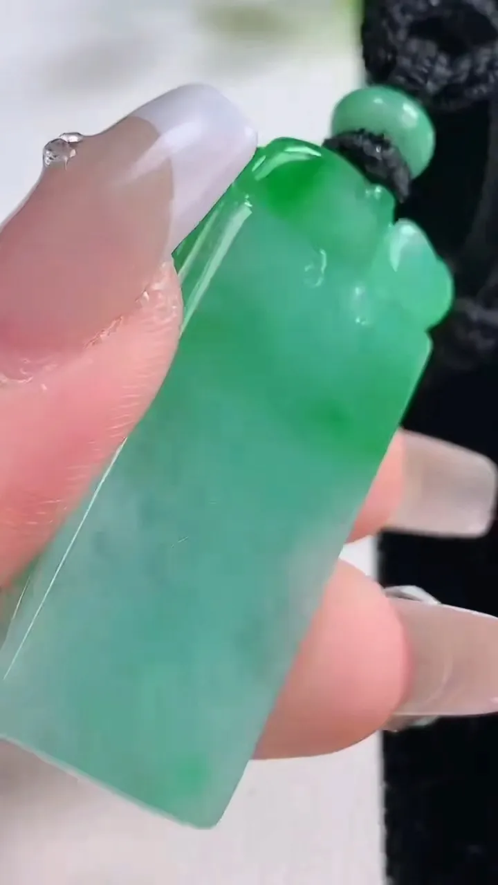 天然A货翡翠麒麟吊坠，尺寸43-18.8-15.5，重量:28.25g
12月23日