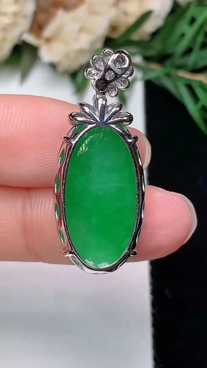 天然A货翡翠蛋面吊坠，尺寸22.4-12.8-8.3，重量:5.11g
12月23日