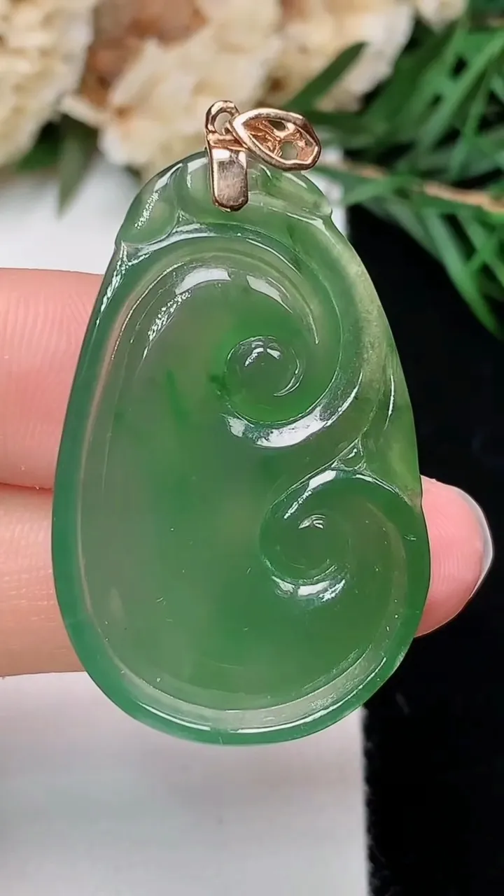 天然A货翡翠如意吊坠，尺寸35.4-23-5，重量:8.02g
12月23日