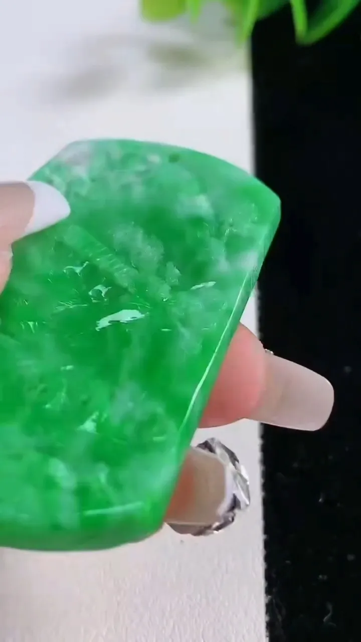 天然A货翡翠山水牌吊坠，尺寸54.7-40.4-5.9，重量:31.24g
12月23日