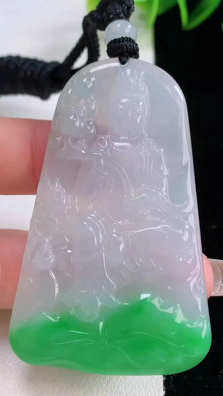 天然A货翡翠大势至菩萨吊坠，尺寸61-37.5-4.3，重量:26.98g
12月23日