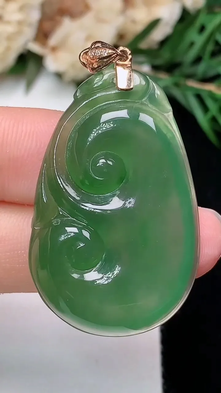 天然A货翡翠如意吊坠，尺寸35.4-23-5，重量:8.02g
12月23日