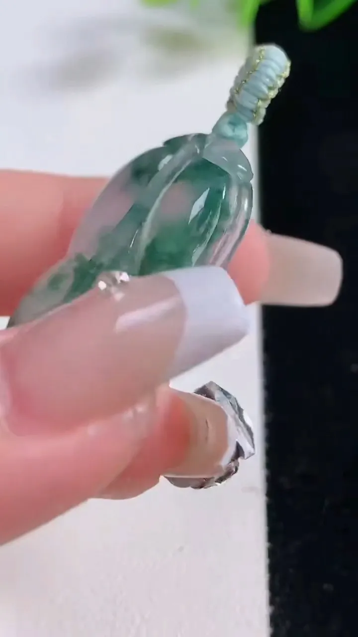 天然A货翡翠种飘花金枝玉叶 叶子吊坠，尺寸43-24-5.3，重量:10.52g
12月23日