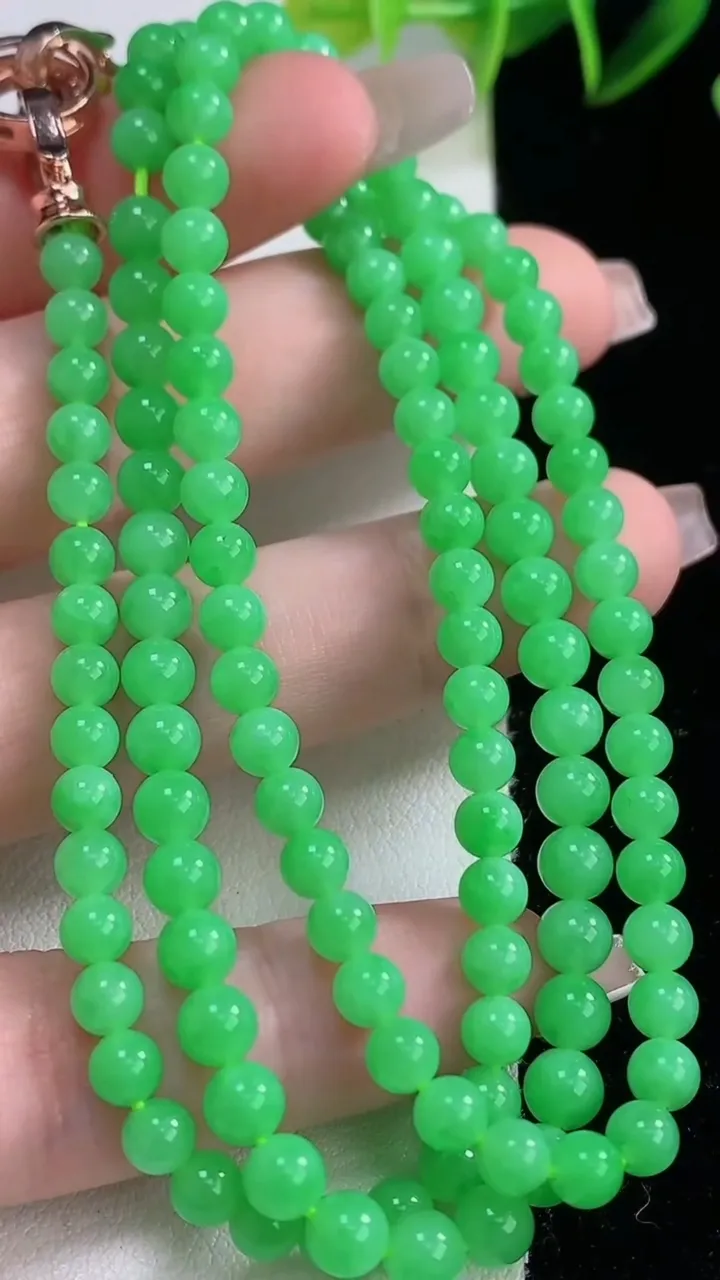 天然A货翡翠满绿圆珠项链，尺寸4.8-127颗，重量:24.45g12月23日
工厂直销收藏佳品,种好水足，色泽均匀，有种有色，上手高大气！