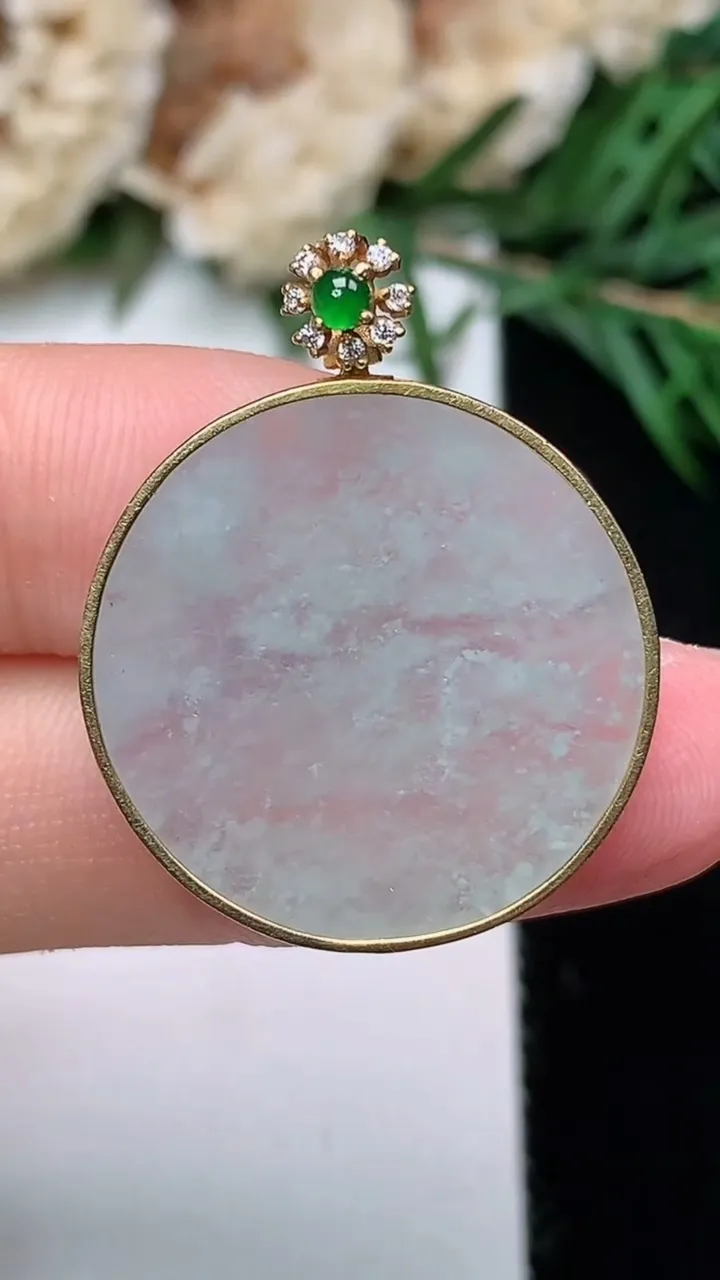 天然A货翡翠白冰无事牌吊坠，尺寸22.4-3.9，重量:5.14g
12月23日