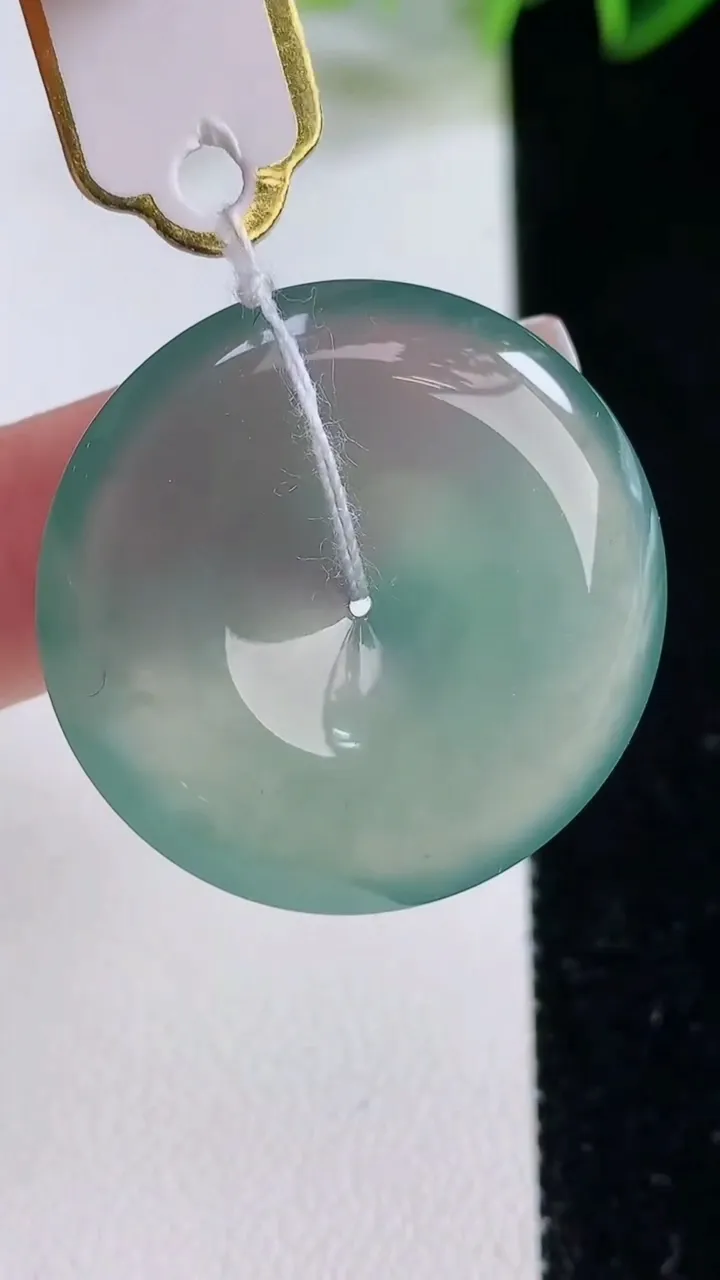 天然A货翡翠种蓝水平安扣吊坠，尺寸30-5.8，重量:10.79g
12月23日