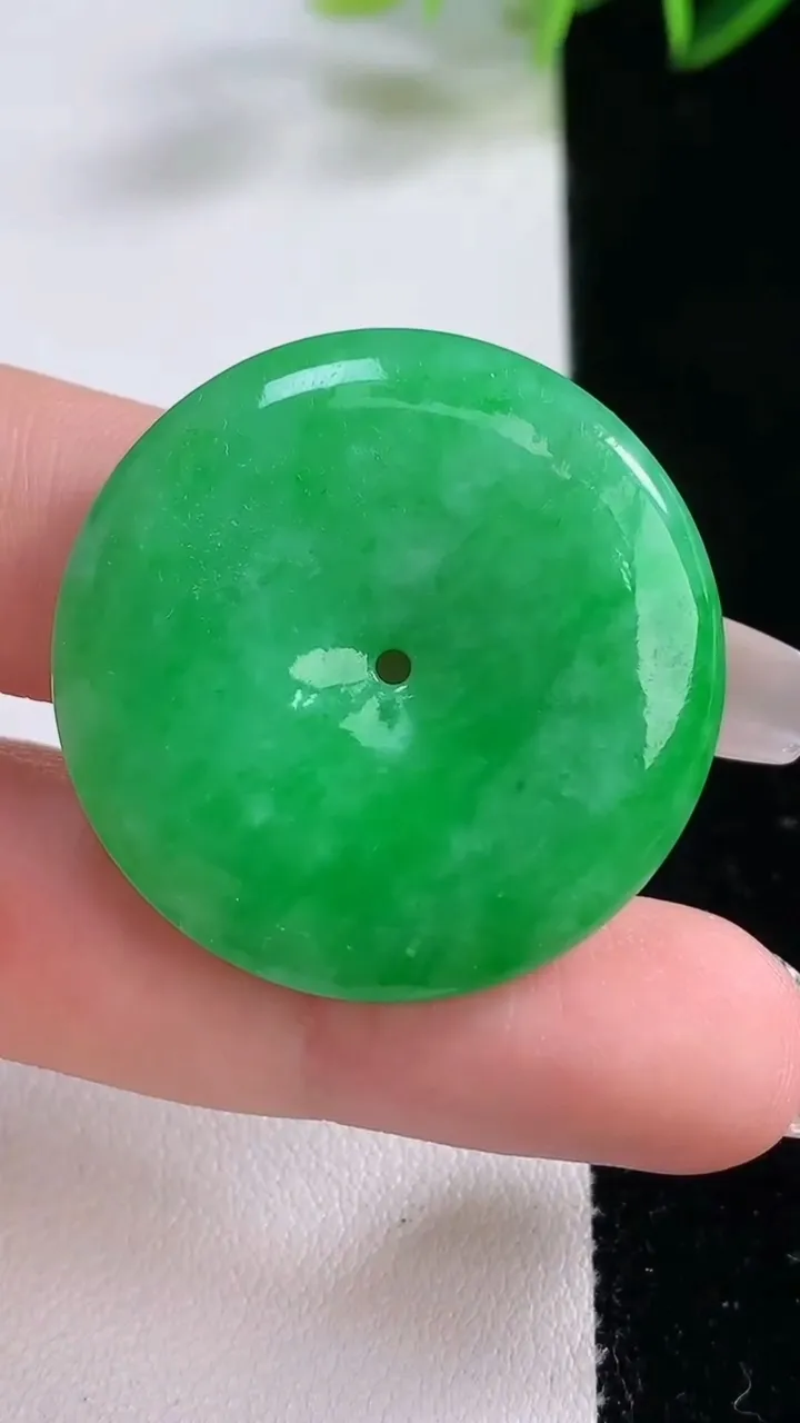 天然A货翡翠平安扣吊坠，尺寸32.7-5.6，重量:12.52g
12月23日