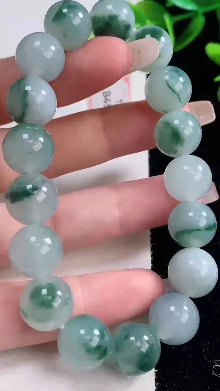 天然A货翡翠种飘花圆珠手串，尺寸11.8-17颗，重量:51.25g12月23日
工厂直销收藏佳品,种好水足，色泽均匀，有种有色，上手高大气！