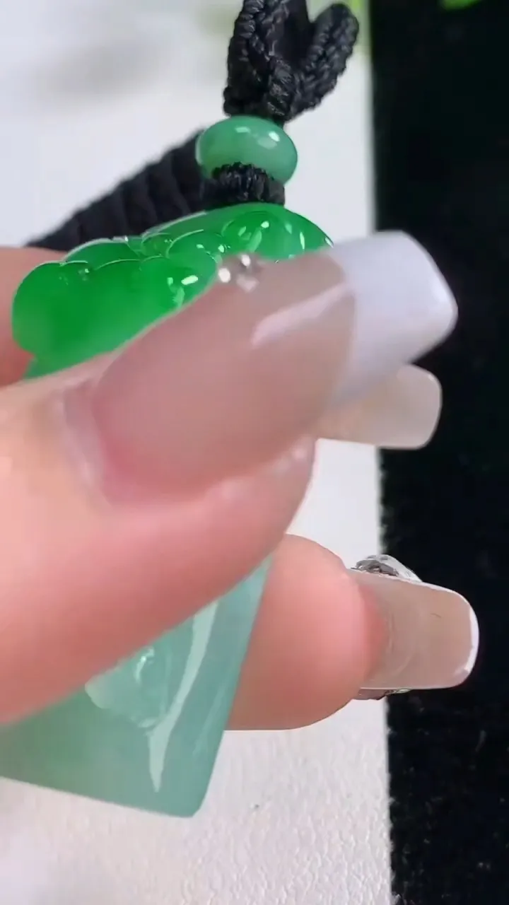 天然A货翡翠麒麟吊坠，尺寸43-18.8-15.5，重量:28.25g
12月23日