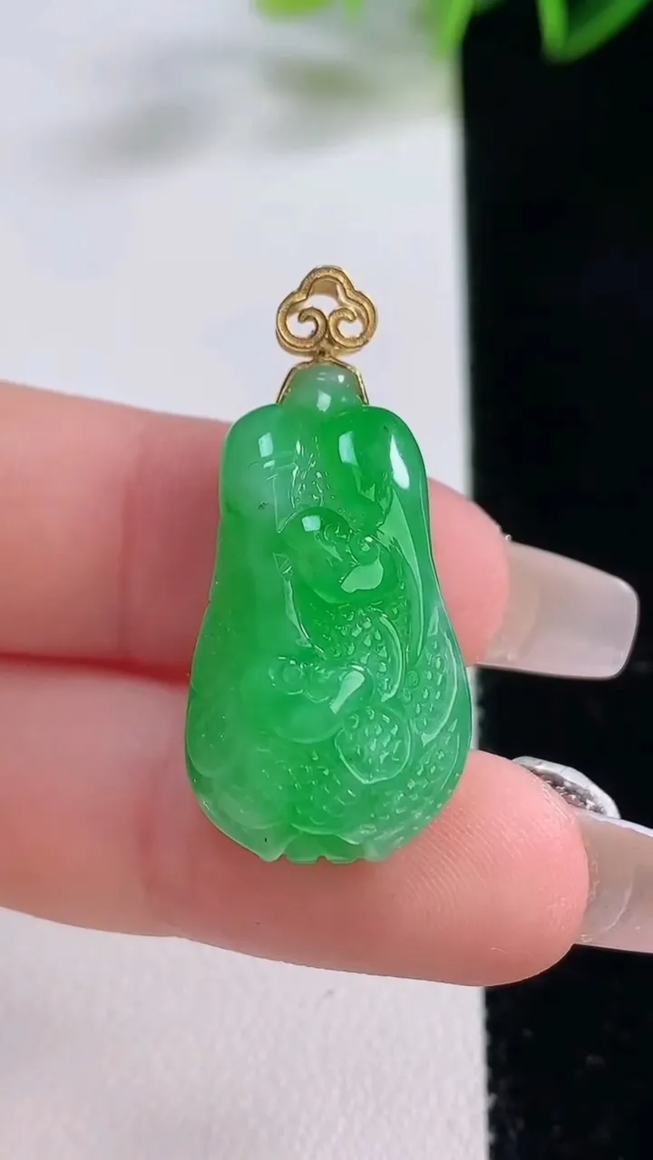 天然A货翡翠白菜吊坠，尺寸26.3-15.7-11.7，重量:7.53g
12月23日