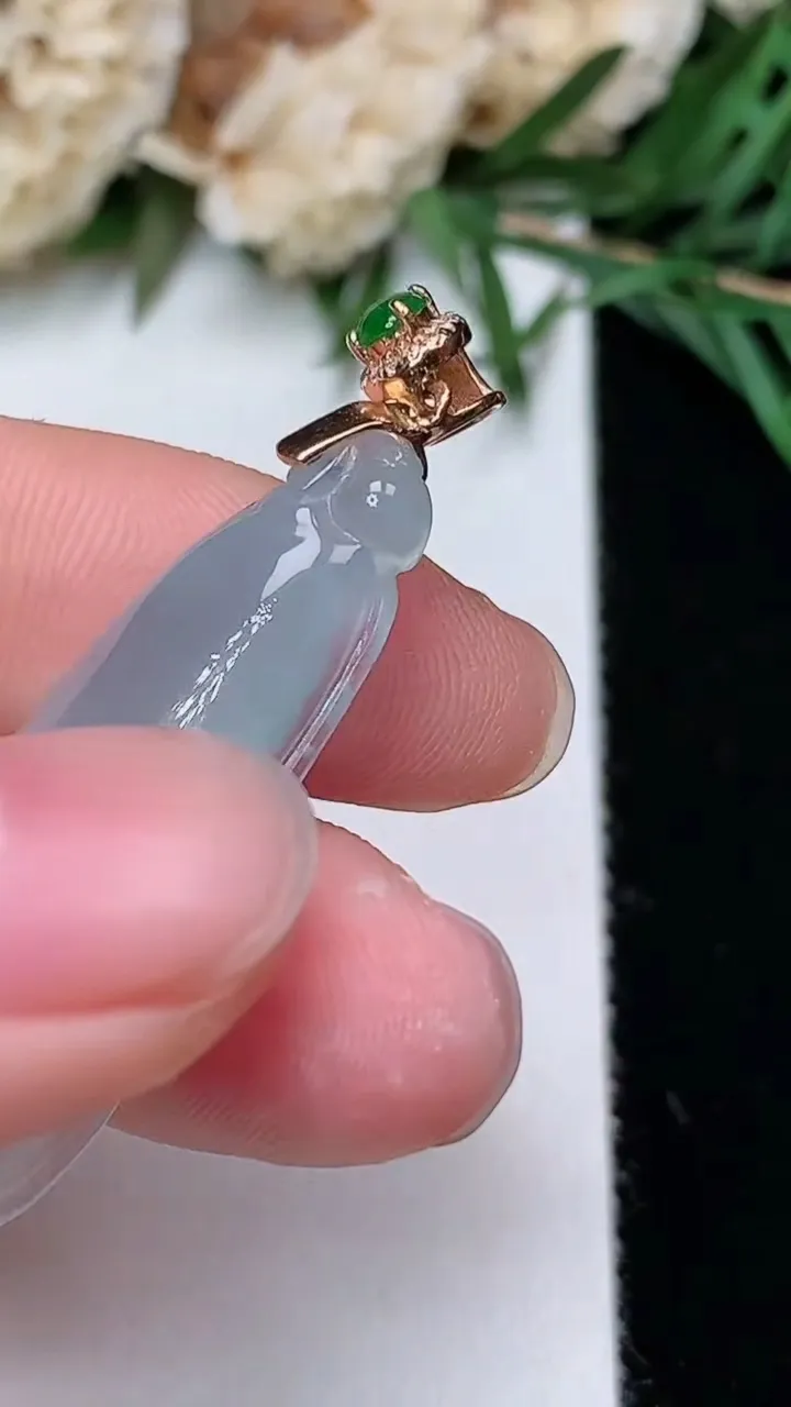 天然A货翡翠白冰福瓜吊坠，尺寸34.8-12.7-6.6，重量:5.61g
12月23日