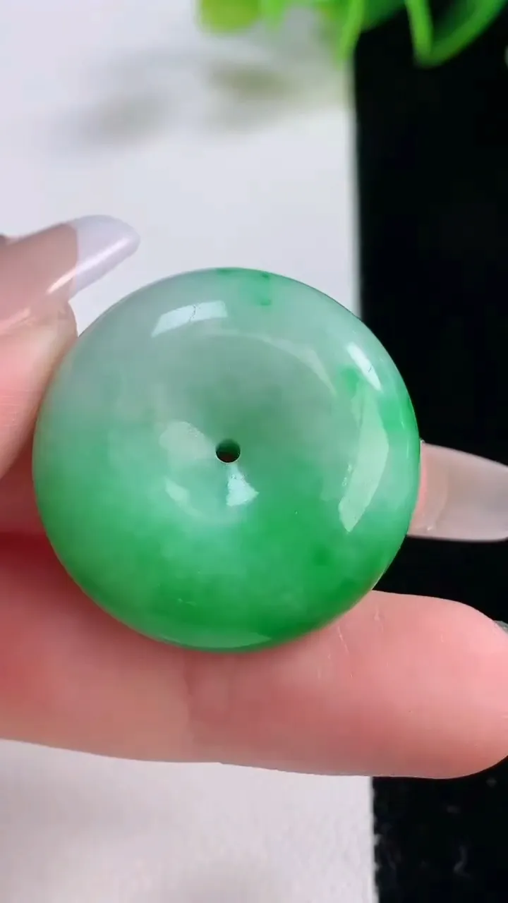 天然A货翡翠平安扣吊坠，尺寸28-12.5，重量:21.71g
12月23日