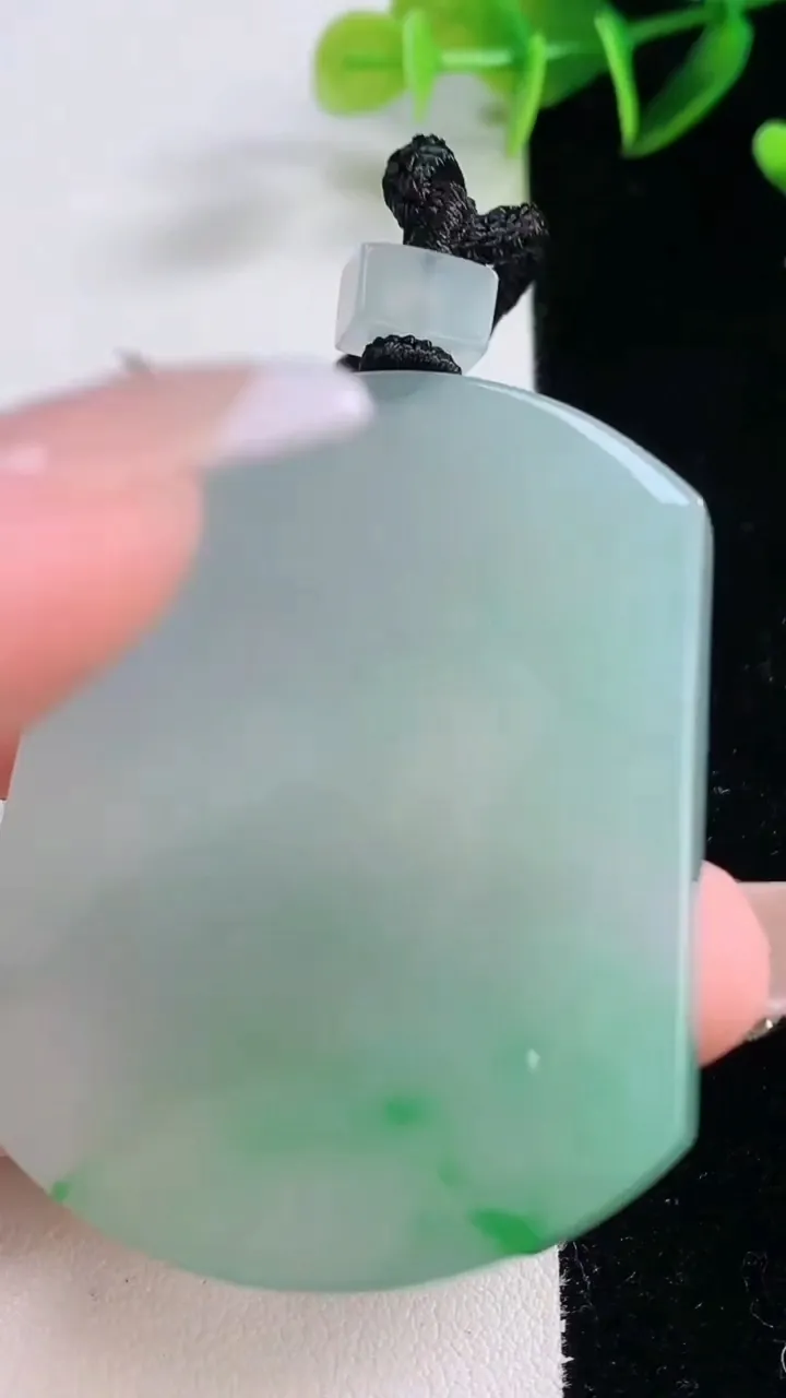 天然A货翡翠无事牌吊坠，尺寸53-41.3-5.5，重量:40.12g
12月23日