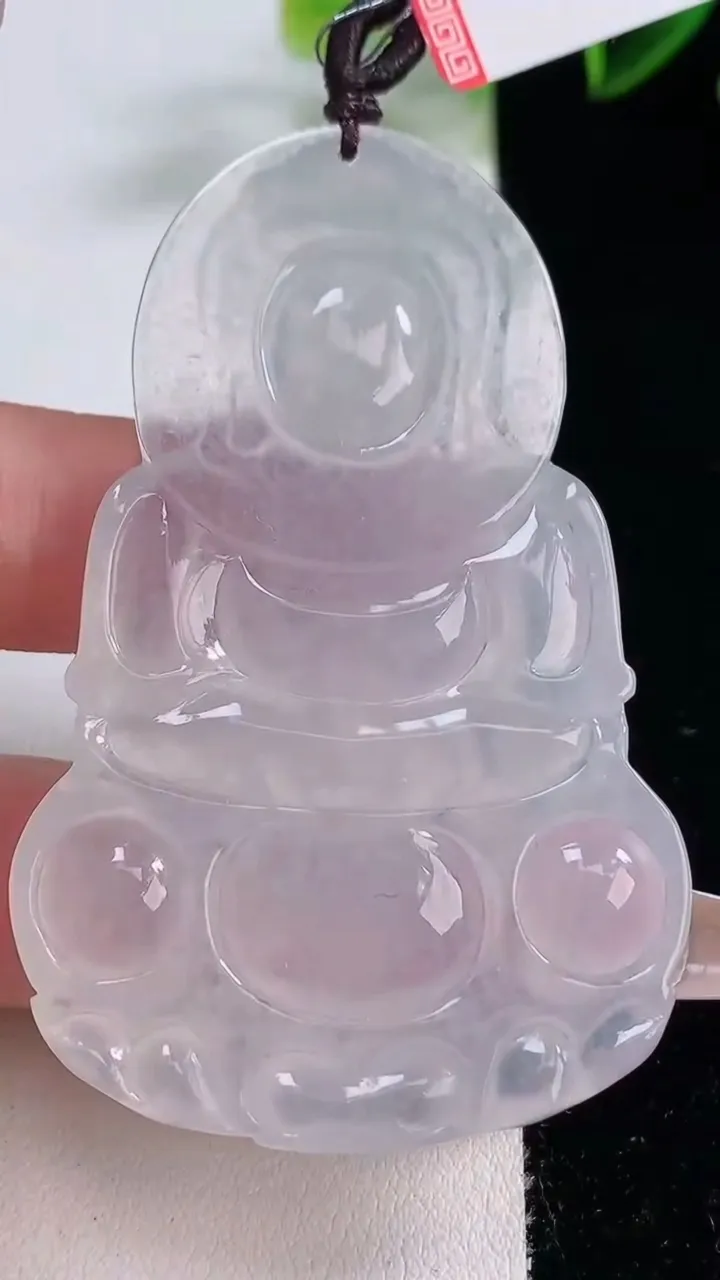 天然A货翡翠种白冰观音菩萨吊坠，尺寸64.5-41.2-6.4，重量:30.00g
12月23日