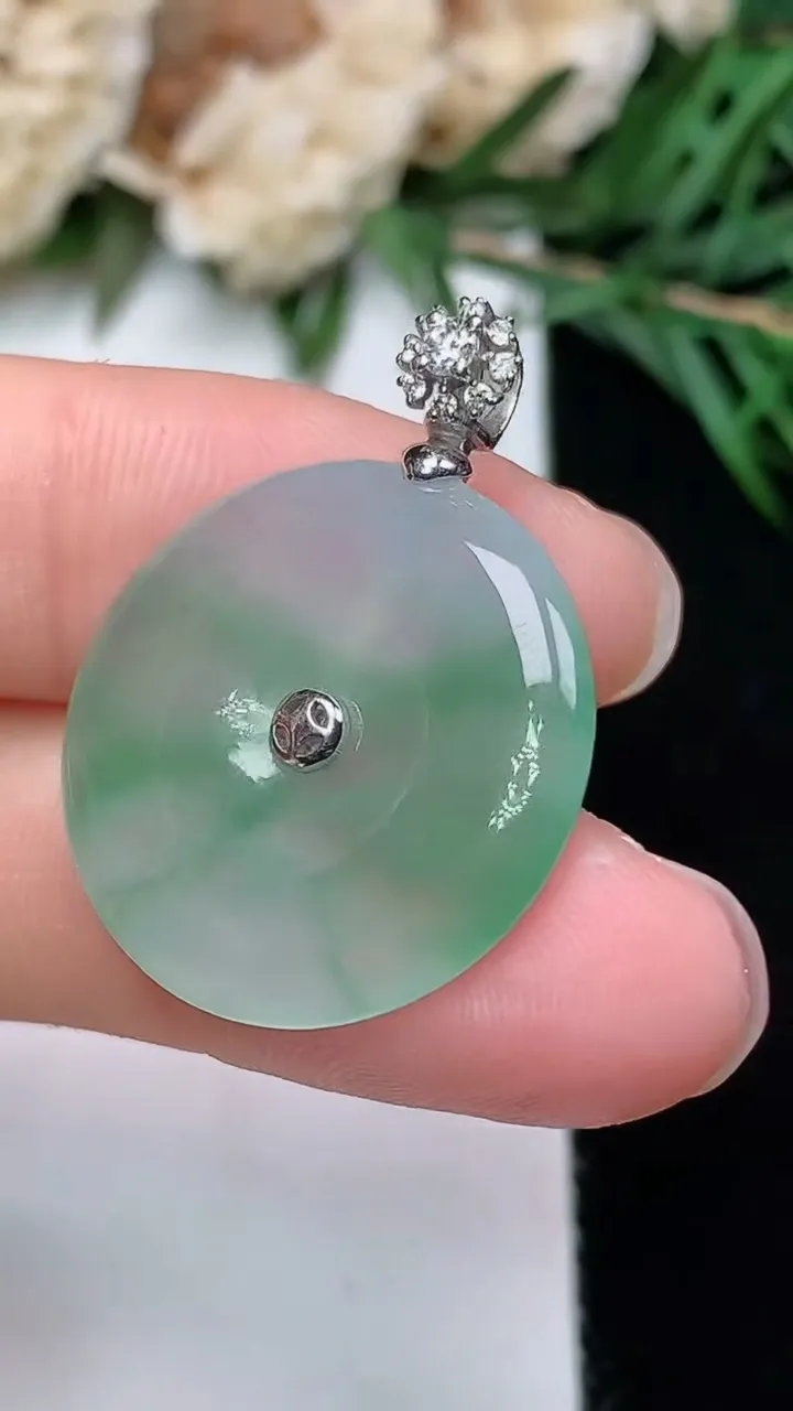 天然A货翡翠平安扣吊坠，尺寸21.4-3.4，重量:3.65g
12月23日