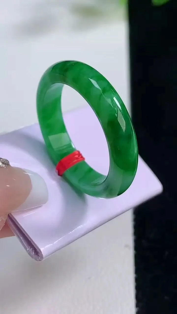 天然A货翡翠指环戒指，尺寸20.6-5-3.4，重量:5.30g2025年12月23日
工厂直销收藏