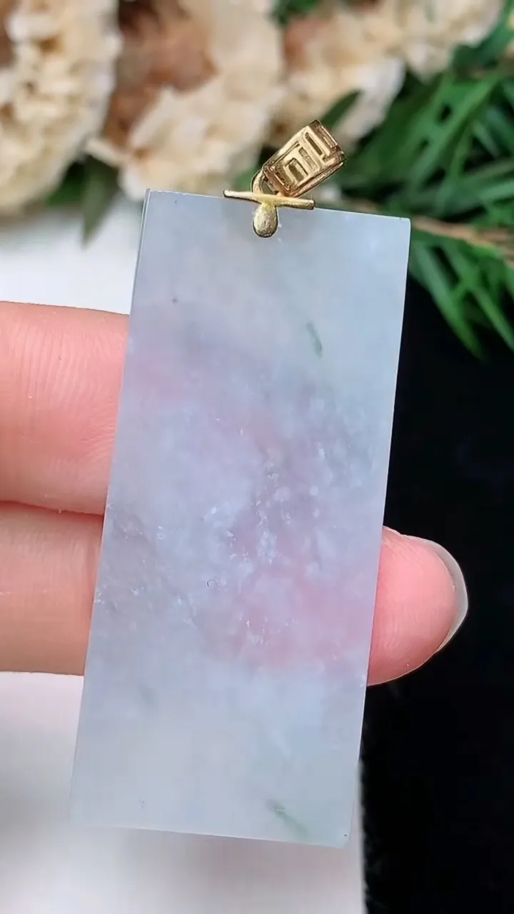 天然A货翡翠飘花无事牌吊坠，尺寸40.9-18.4-2.9，重量:7.53g
12月23日