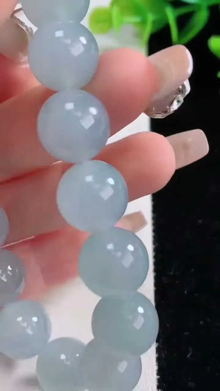 天然A货翡翠种紫罗兰圆珠手串，尺寸12.4-16颗，重量:53.51g12月23日
工厂直销收藏佳品,种好水足，色泽均匀，有种有色，上手高大气！