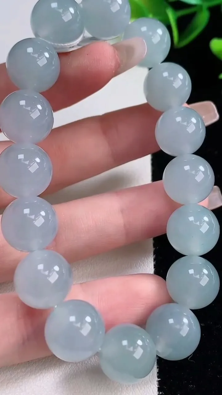 天然A货翡翠种紫罗兰圆珠手串，尺寸12.4-16颗，重量:53.51g12月23日
工厂直销收藏佳品,种好水足，色泽均匀，有种有色，上手高大气！