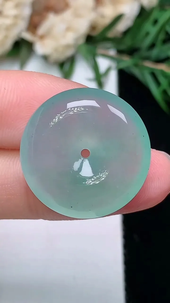 天然A货翡翠平安扣吊坠，尺寸21-5.6，重量:4.88g
12月23日