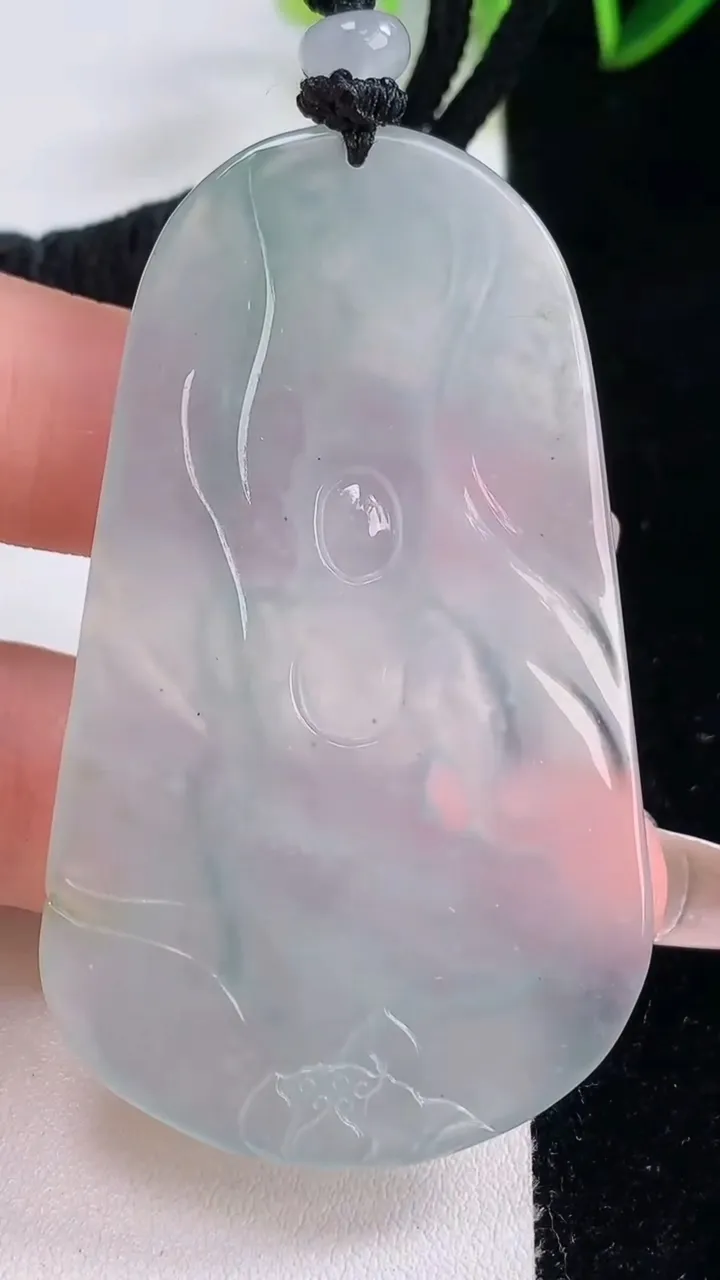 天然A货翡翠种飘花大势至菩萨吊坠，尺寸61.8-36-5.7，重量:27.63g
12月23日