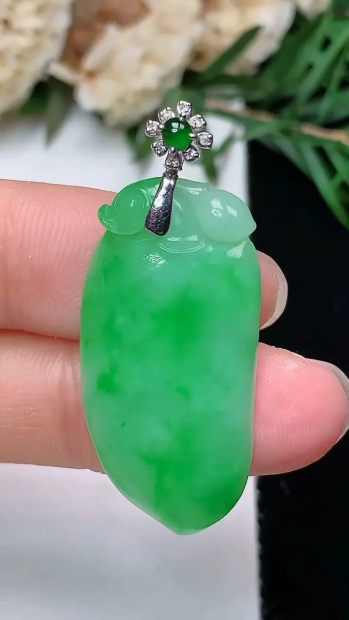 天然A货翡翠福瓜吊坠，尺寸29.4-15.3-4，重量:4.18g
12月23日