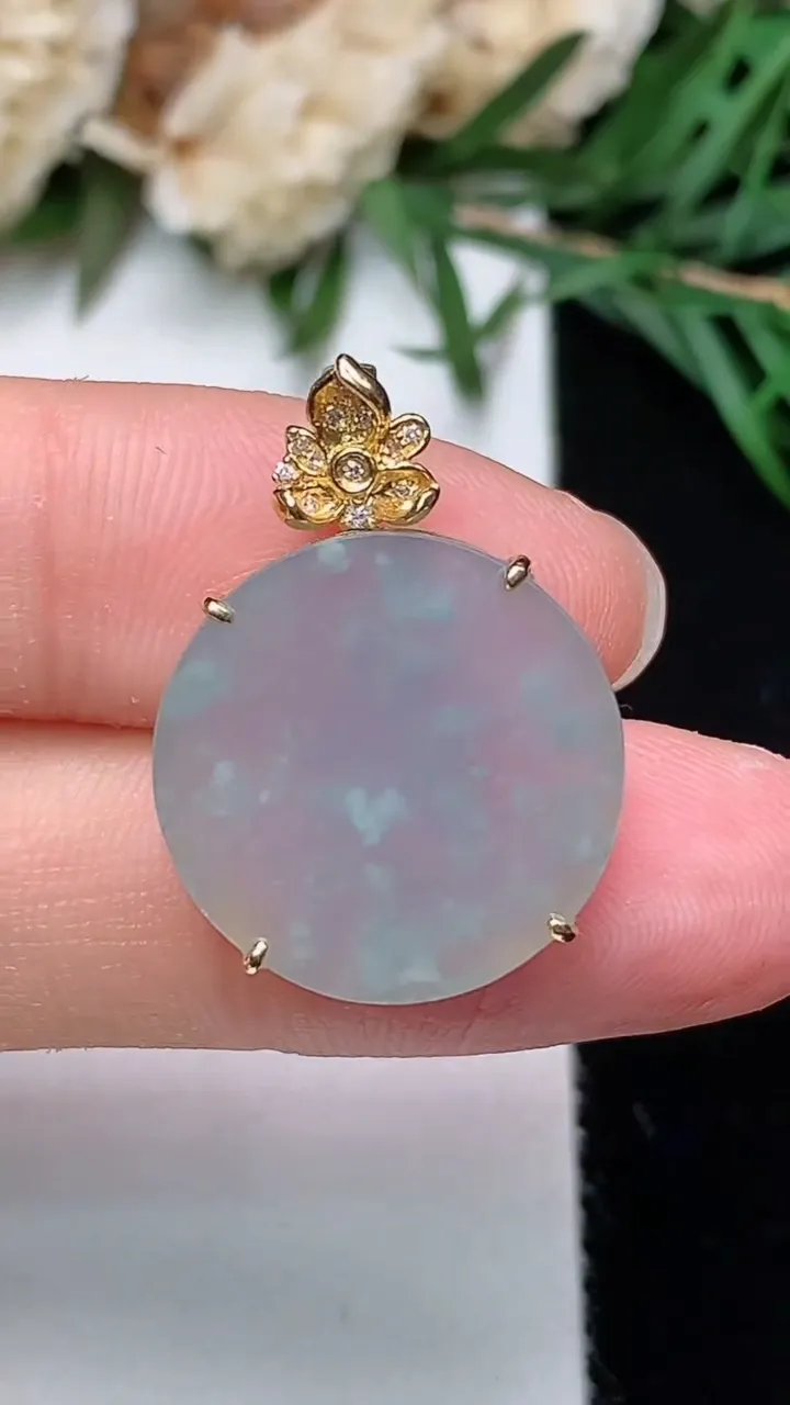 天然A货翡翠白冰无事牌吊坠，尺寸17.2-5.2，重量:3.13g
12月23日