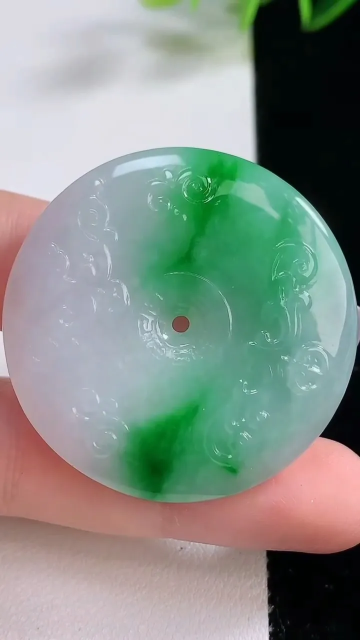 天然A货翡翠复古平安扣吊坠，尺寸39.6-5.4，重量:18.76g
12月23日