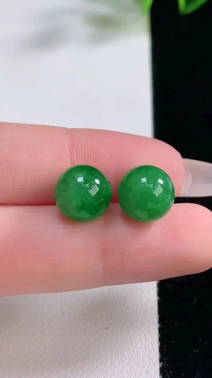天然A货翡翠圆珠吊坠一对，尺寸10.2，重量:4.80g12月23日
工厂直销收藏佳品,种好水足，色泽均匀，有种有色，上手高大气！