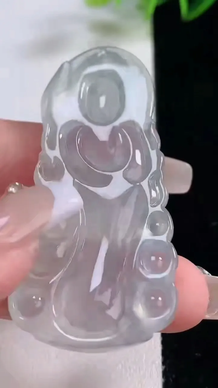 天然A货翡翠种白冰大势至菩萨吊坠，尺寸58.5-24-6.5，重量:18.64g
12月23日