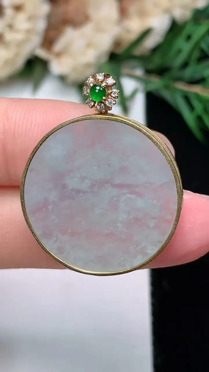 天然A货翡翠白冰无事牌吊坠，尺寸22.4-3.9，重量:5.14g
12月23日