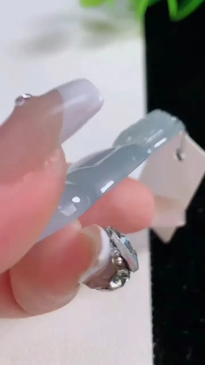 天然A货翡翠种紫罗兰观音菩萨吊坠，尺寸53.8-32.3-5.6，重量:17.20g
12月23日