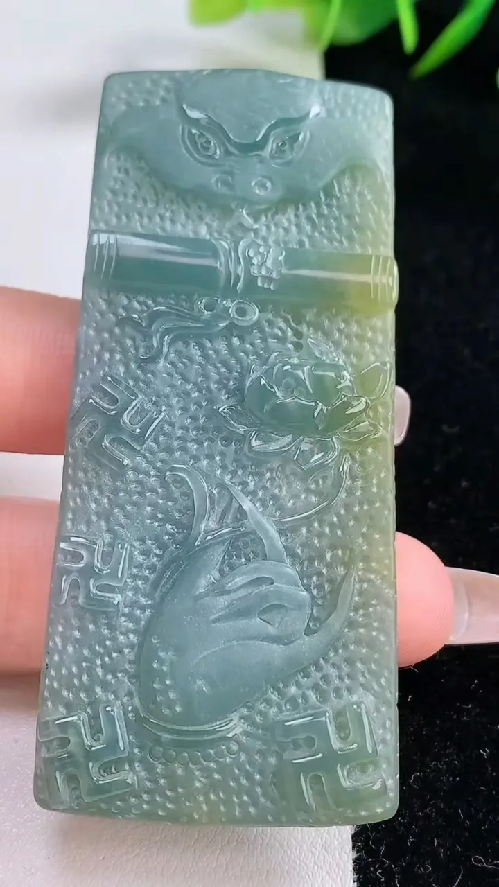 天然A货翡翠蓝水双彩一念之间吊坠，尺寸70.3-31-6.4，重量:33.82g
12月24日