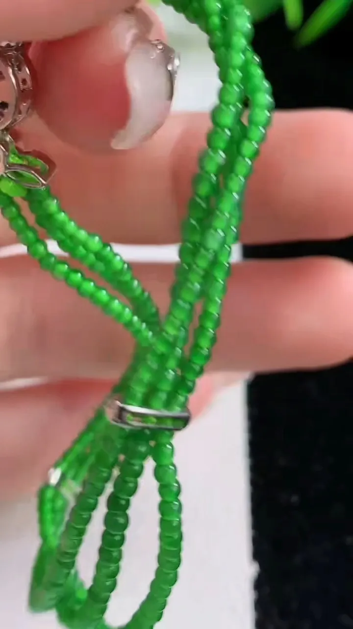 天然A货翡翠小米珠三排手串，尺寸2.3，重量:5.28g12月24日
工厂直销收藏佳品,种好水足，色泽均匀，有种有色，上手高大气！