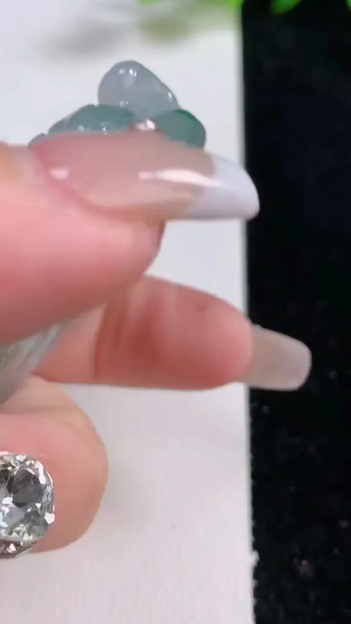 天然A货翡翠飘花生肖虎吊坠，尺寸63-45-127，重:67.82g
12月24日