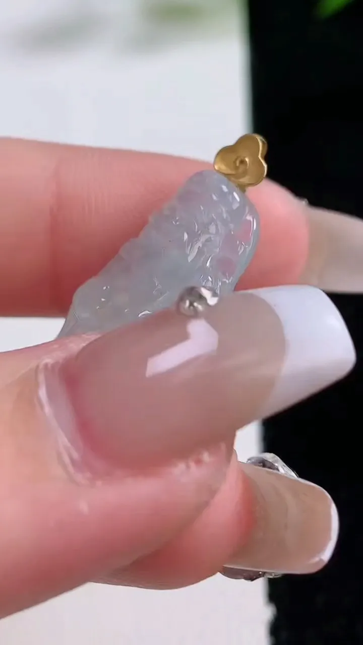 天然A货翡翠种白冰财神爷吊坠，尺寸28.3-14.2-5，重量:3.43g
12月24日