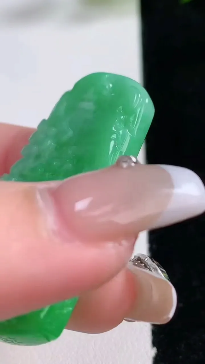 天然A货翡翠山水牌吊坠，尺寸45.4-25.5-6.8，重量:16.12g
12月24日