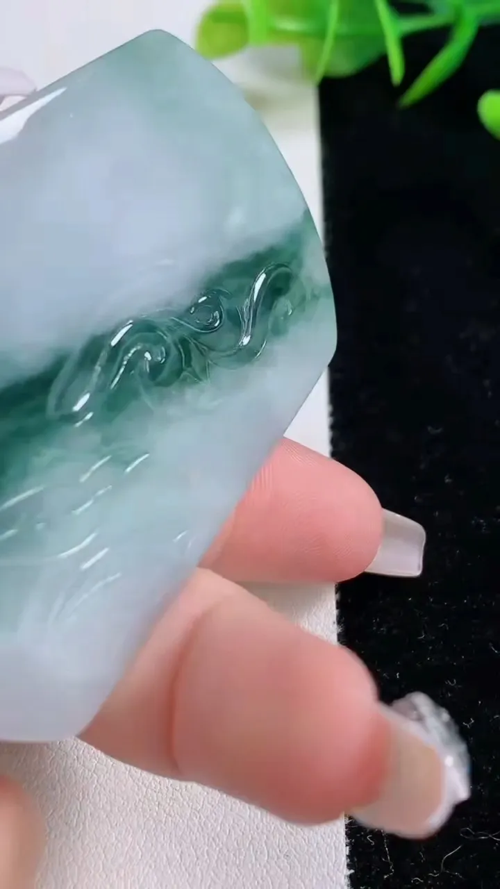 天然A货翡翠飘花大势至菩萨吊坠，尺寸68.6-44.7-6，重量:42.85g
12月24日