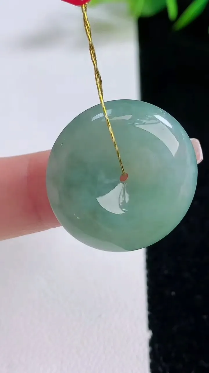 天然A货翡翠平安扣吊坠，尺寸24-6，重量:6.76g
12月24日