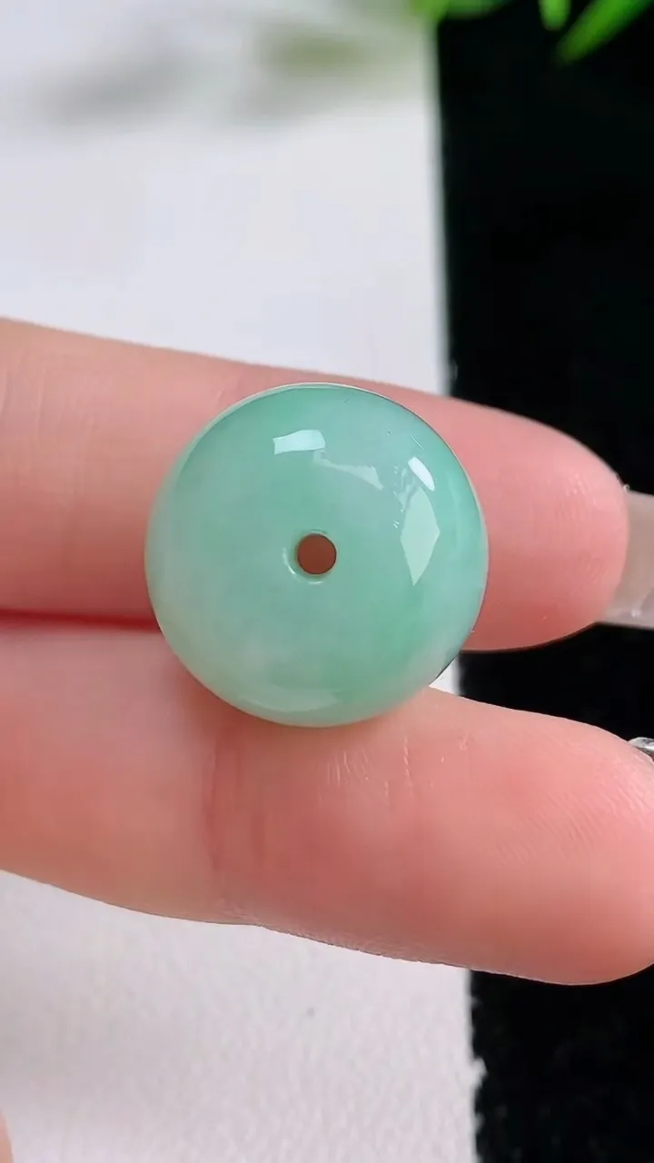 天然A货翡翠路路通吊坠，尺寸17.4-12.8，重量:8.25g
12月24日