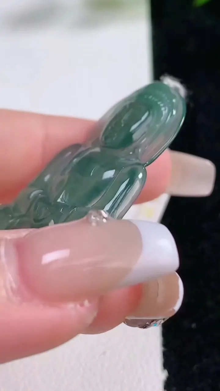 天然A货翡翠蓝水观音菩萨吊坠，尺寸42.8-24.6-3.8，重量:6.32g
12月24日