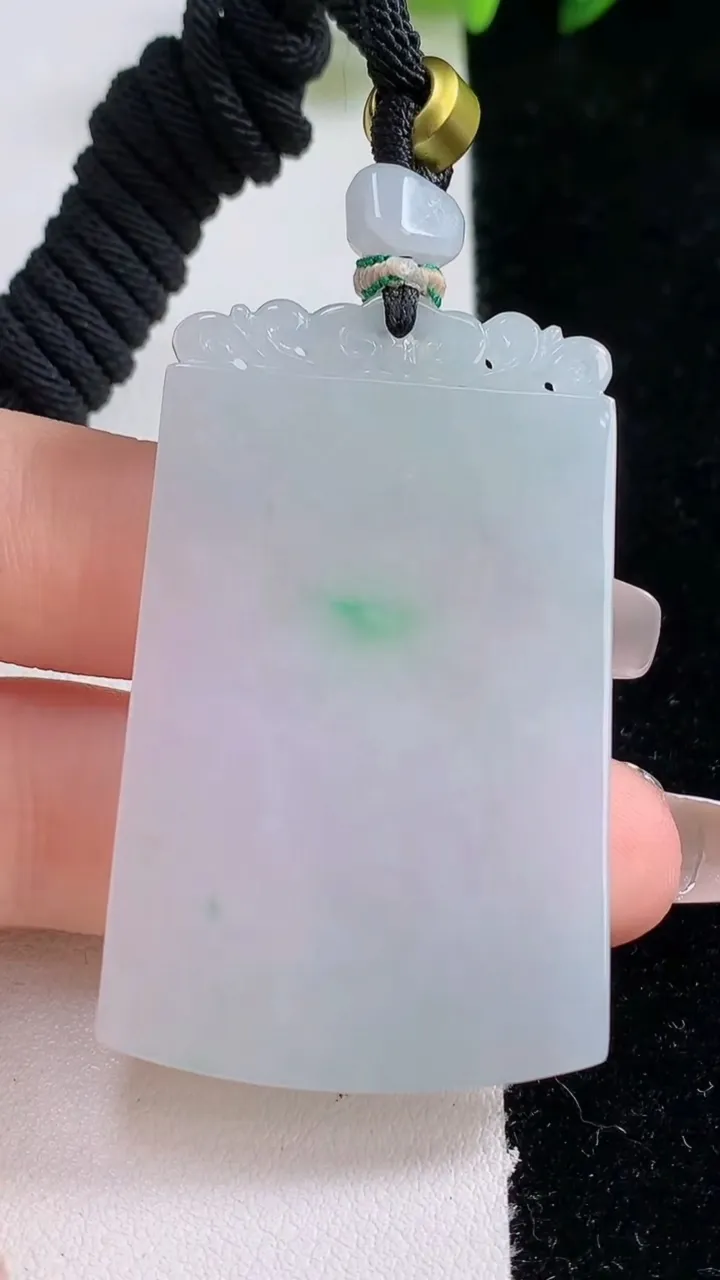 天然A货翡翠无事牌吊坠，尺寸49-31.5-4.4，重量:24.68g
12月24日