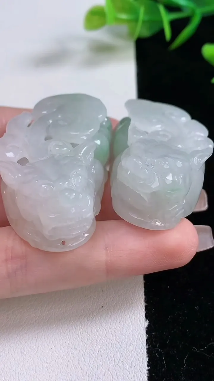 天然A货翡翠貔貅吊坠一对，尺寸40-23.5-17.2，重量:76.42g
12月24日