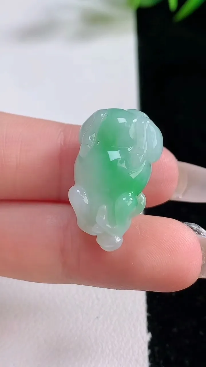 天然A货翡翠生肖牛吊坠，尺寸24-14.7-10.9，重量:6.44g
12月24日