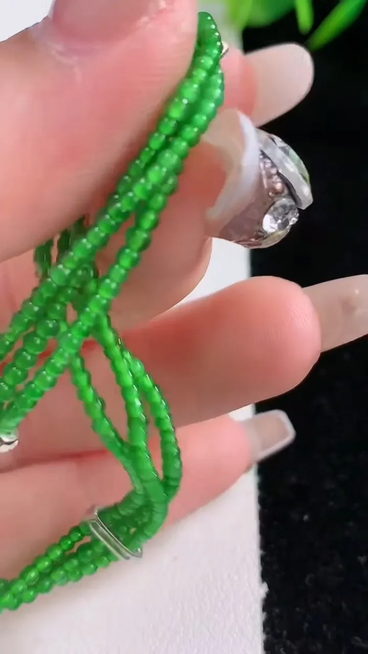 天然A货翡翠小米珠三排手串，尺寸2.3，重量:5.28g12月24日
工厂直销收藏佳品,种好水足，色泽均匀，有种有色，上手高大气！