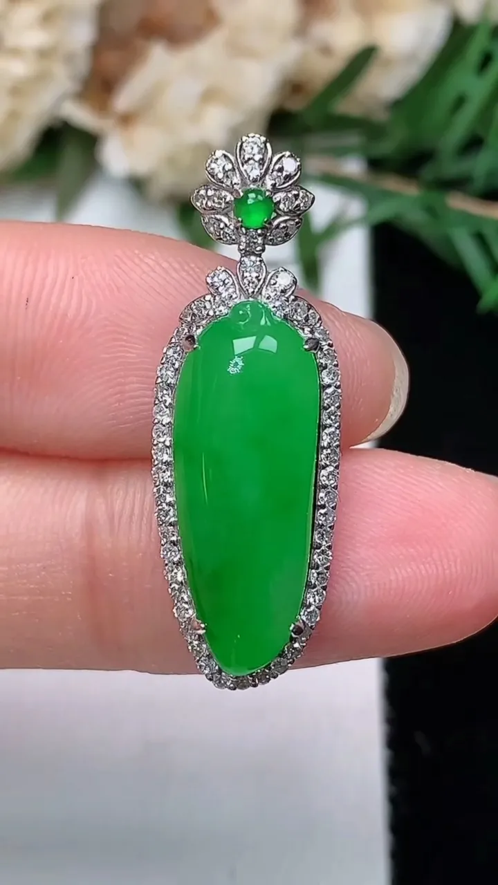 天然A货翡翠福瓜吊坠，尺寸30-10.2-8，裸石20-7.6，重量:3.55g
12月24日