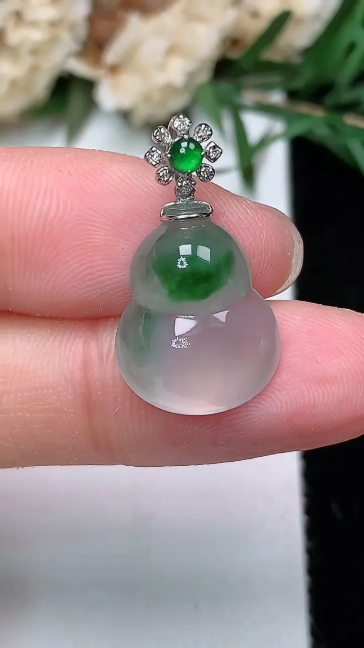 天然A货翡翠葫芦吊坠，尺寸15.9-12.8-4.8，重量:2.00g
12月24日