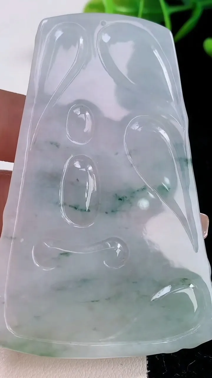 天然A货翡翠飘花文殊菩萨吊坠，尺寸76-48.6-5.4，重量:42.29g
12月24日