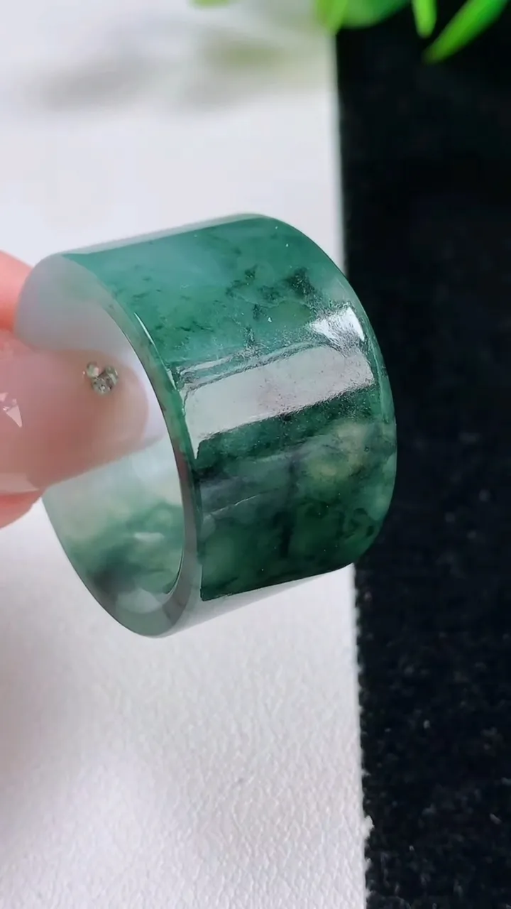 天然A货翡翠飘花指环扳指，尺寸22.3-17.9-3.5，重量:19.12g2025年12月24日
工厂直销收藏佳品,种好水足，色泽均匀，有种有色，上手高大气！