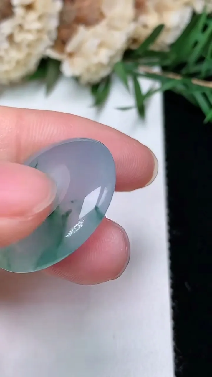 天然A货翡翠飘花平安扣吊坠，尺寸24.2-5.6，重量:6.43g
12月24日